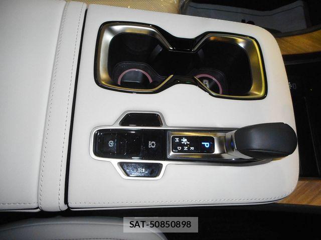 Lexus LM 2025-04 8880507-17
