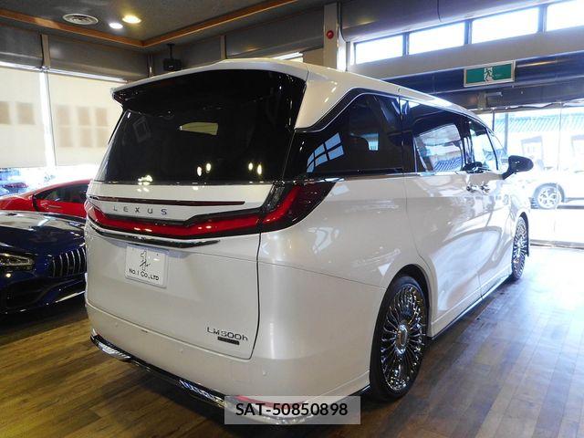 Lexus LM 2025-04 8880507-2