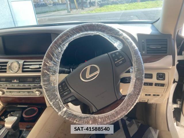 Lexus LS 2015-09 6545553-16