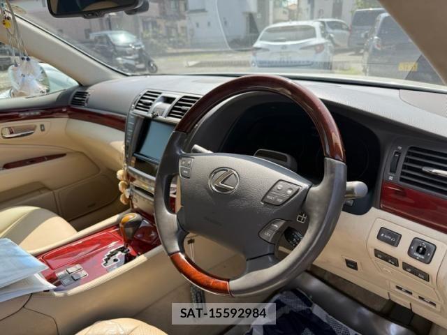 Lexus LS 2009-12 6499464-14