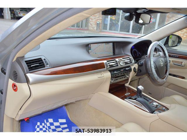 Lexus LS 2016-10 6676682-14