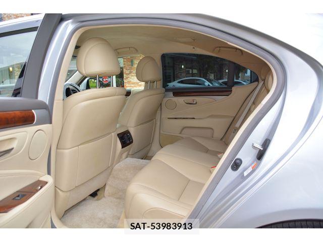 Lexus LS 2016-10 6676682-17