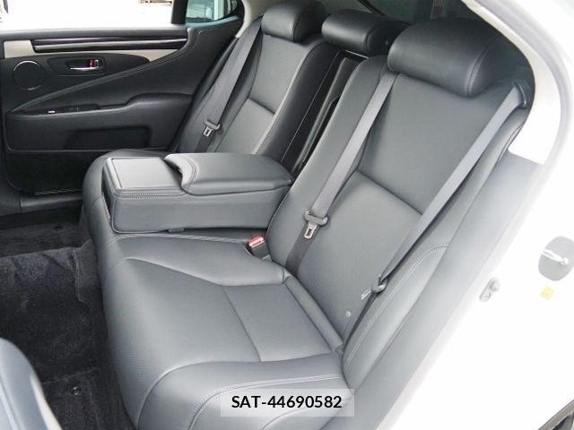 Lexus LS 2017-07 8743433-13