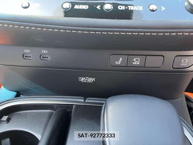 Lexus LS 2023-10 6612848-14