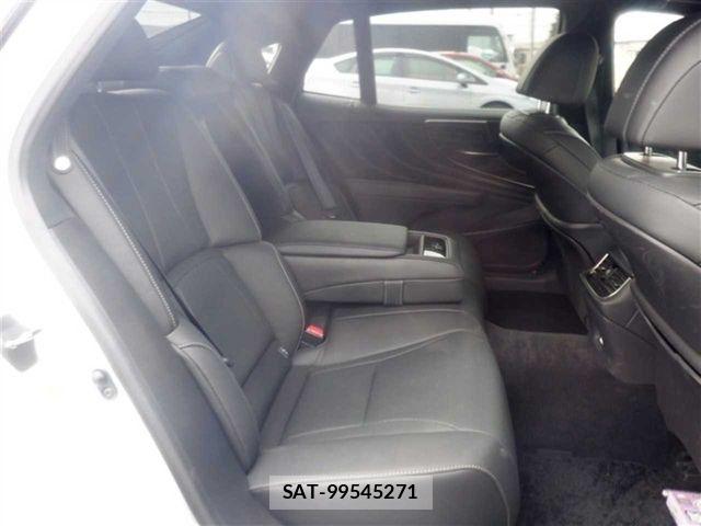 Lexus LS 2021-05 7059258-4