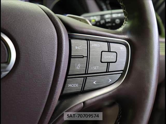 Lexus LS 2018-05 7562358-15