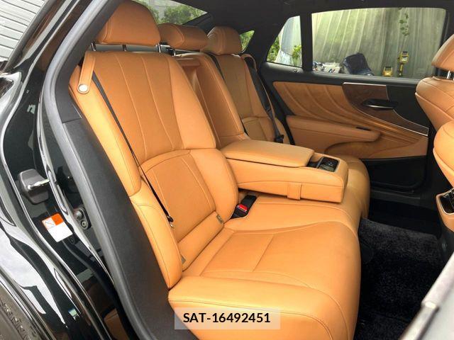 Lexus LS 2021-03 8074343-12