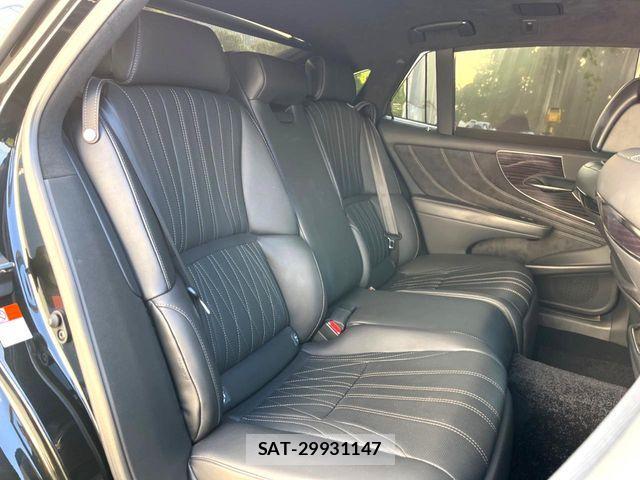 Lexus LS 2018-05 8230625-12