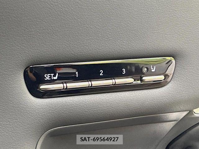 Lexus LS 2021-11 8743436-11