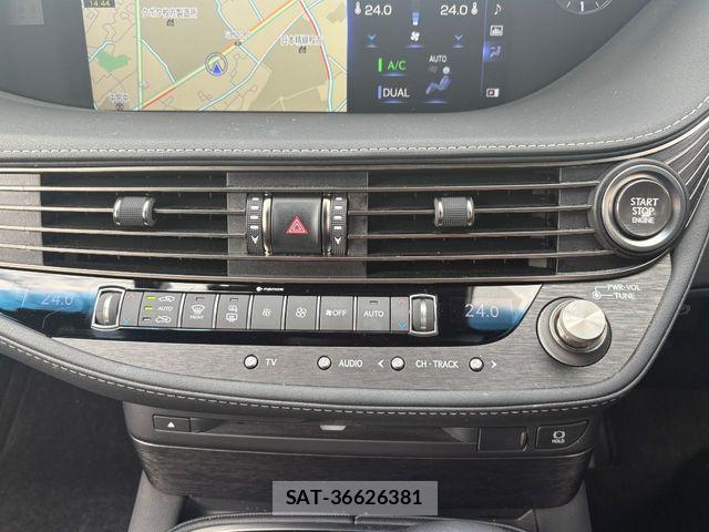 Lexus LS 2019-09 8880512-11