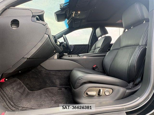 Lexus LS 2019-09 8880512-4