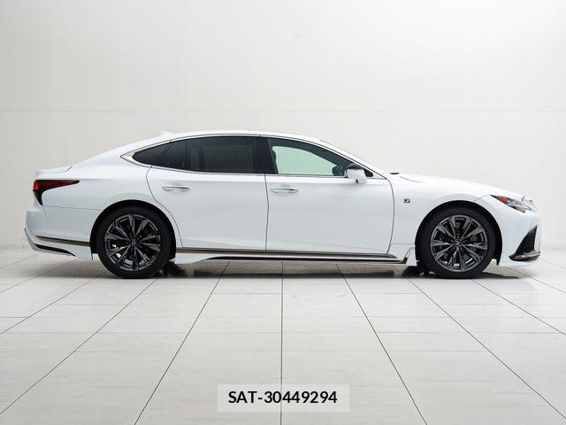 Lexus LS 2023-10 7877357-13