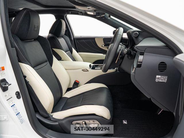 Lexus LS 2023-10 7877357-15