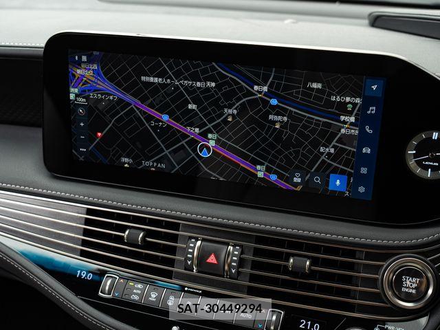 Lexus LS 2023-10 7877357-21