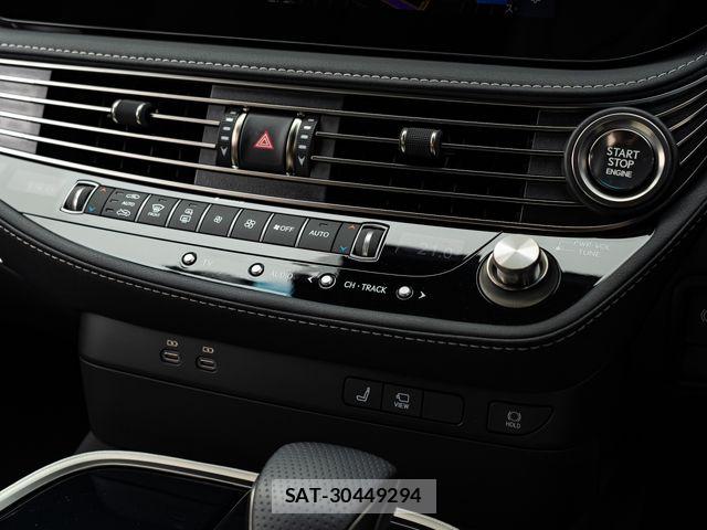 Lexus LS 2023-10 7877357-22