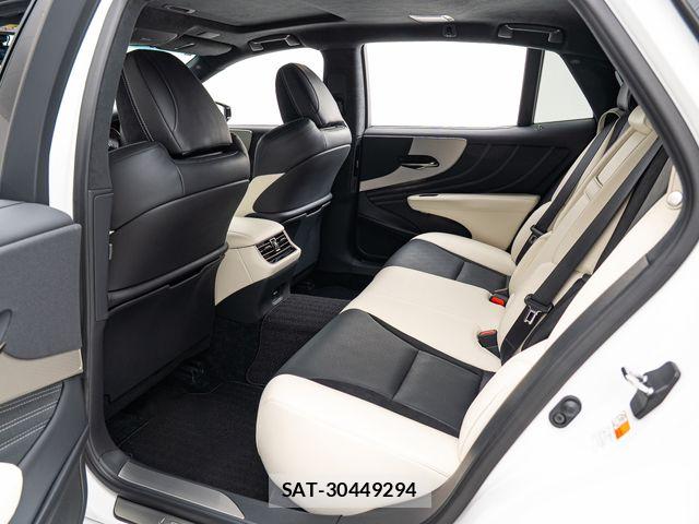 Lexus LS 2023-10 7877357-26