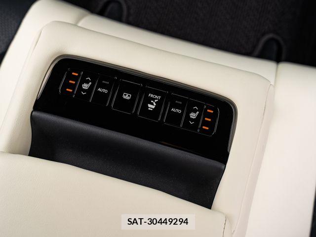 Lexus LS 2023-10 7877357-27