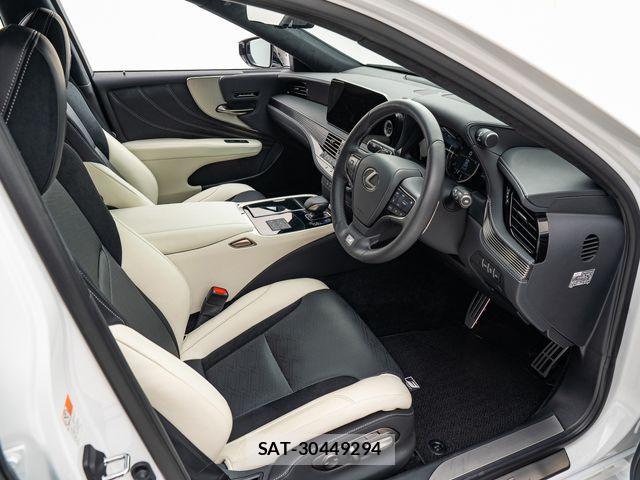 Lexus LS 2023-10 7877357-2