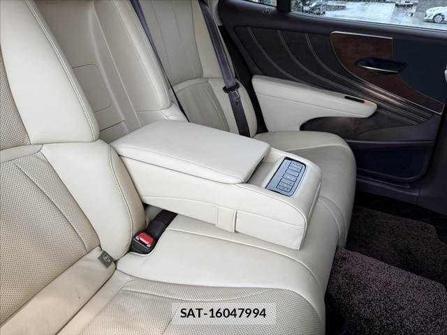Lexus LS 2019-01 8849579-18