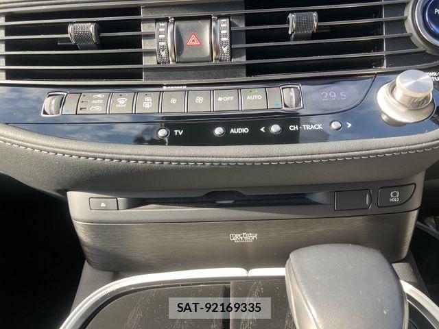 Lexus LS 2022-07 3377910-16