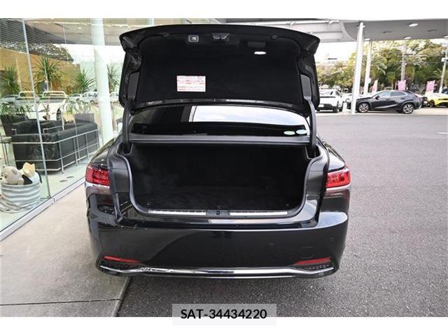 Lexus LS 2020-07 6011648-17