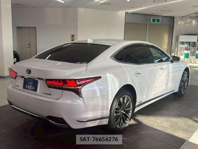 Lexus LS 2018-10 7020772-11
