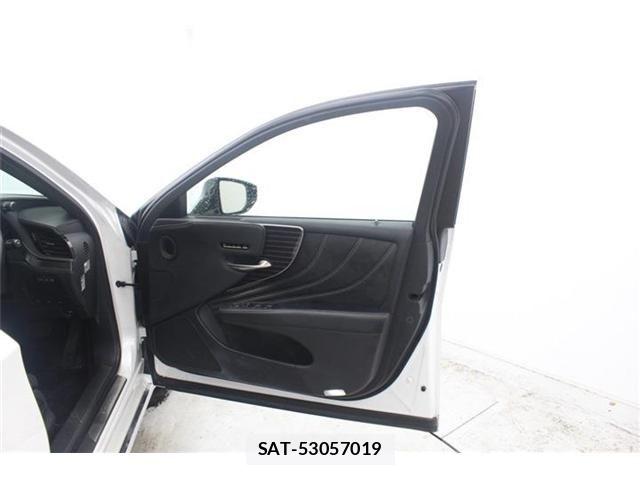 Lexus LS 2018-06 7020773-27