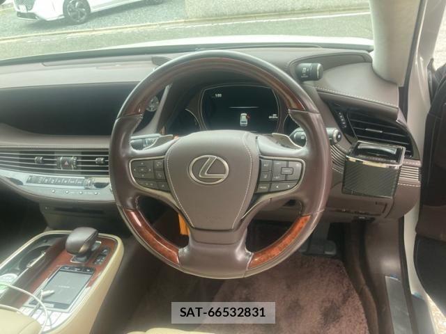Lexus LS 2017-12 7059266-18