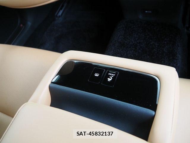 Lexus LS 2023-05 7328039-13