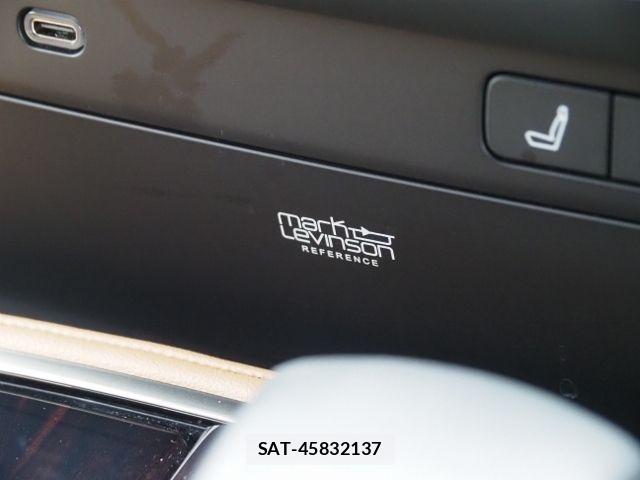 Lexus LS 2023-05 7328039-17
