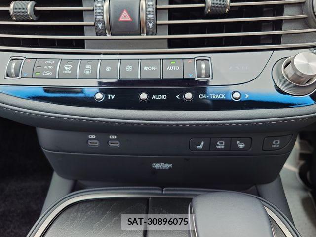 Lexus LS 2023-02 7501276-17