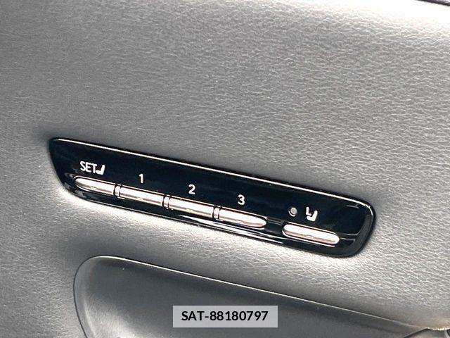 Lexus LS 2018-10 7877360-11