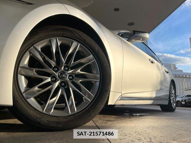 Lexus LS 2019-10 7877359-12