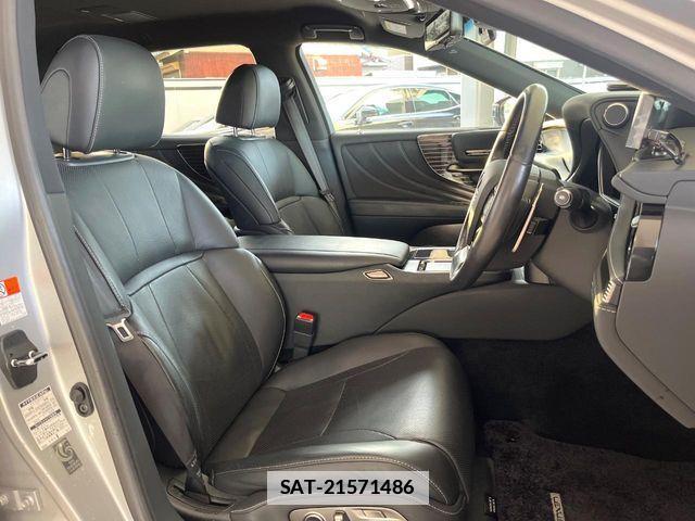 Lexus LS 2019-10 7877359-8