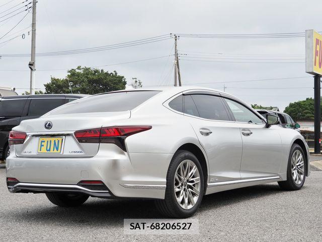Lexus LS 2021-06 8100143-4