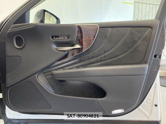 Lexus LS 2018-01 8131010-3