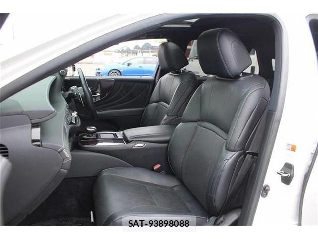 Lexus LS 2017-12 8666404-25