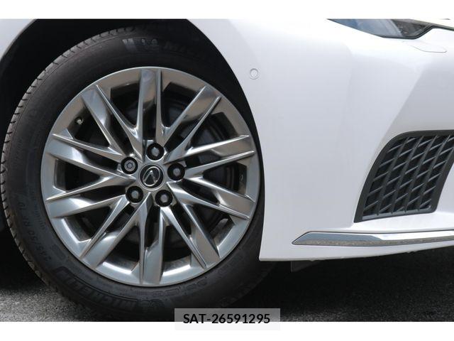 Lexus LS 2021-05 8880515-3