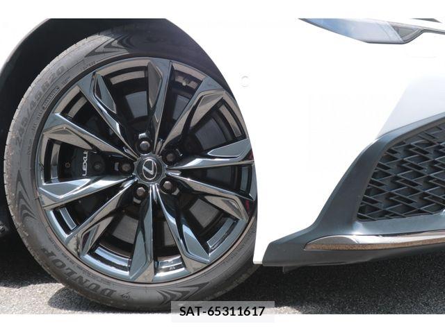Lexus LS 2021-07 8880518-3