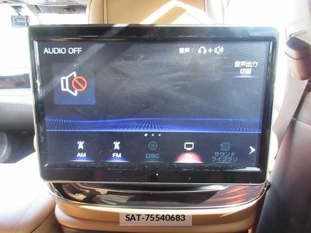 Lexus LS 2022-10 1381060-13