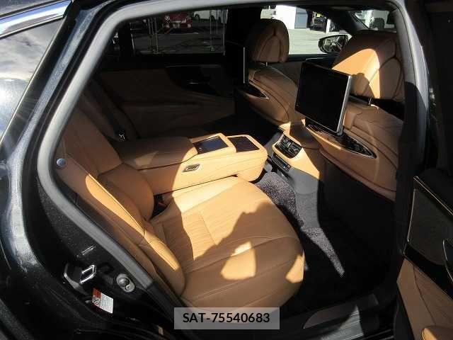 Lexus LS 2022-10 1381060-14