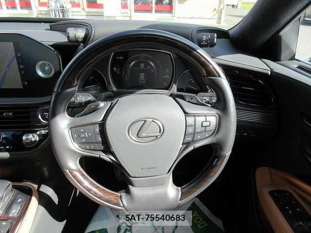 Lexus LS 2022-10 1381060-3