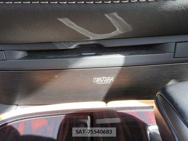 Lexus LS 2022-10 1381060-7