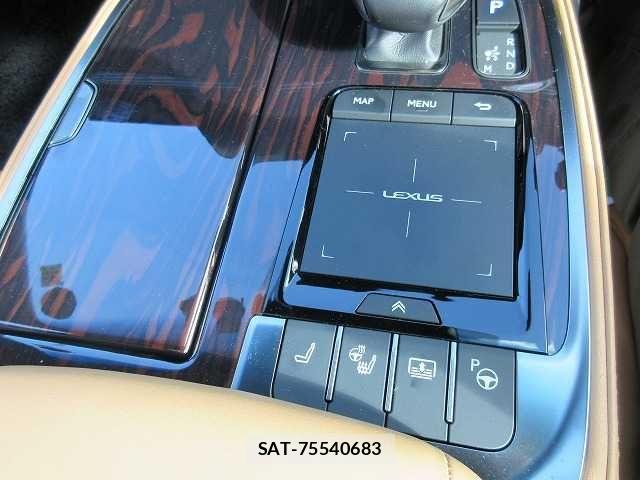 Lexus LS 2022-10 1381060-8