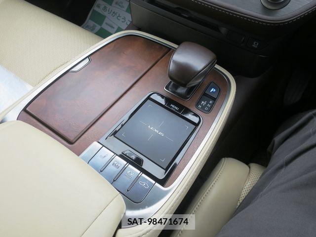Lexus LS 2018-04 6011660-16
