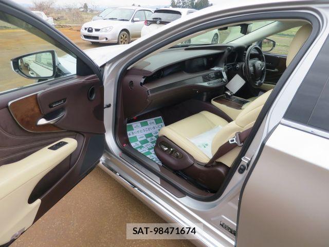 Lexus LS 2018-04 6011660-5