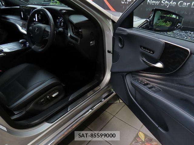 Lexus LS 2023-06 6676684-14