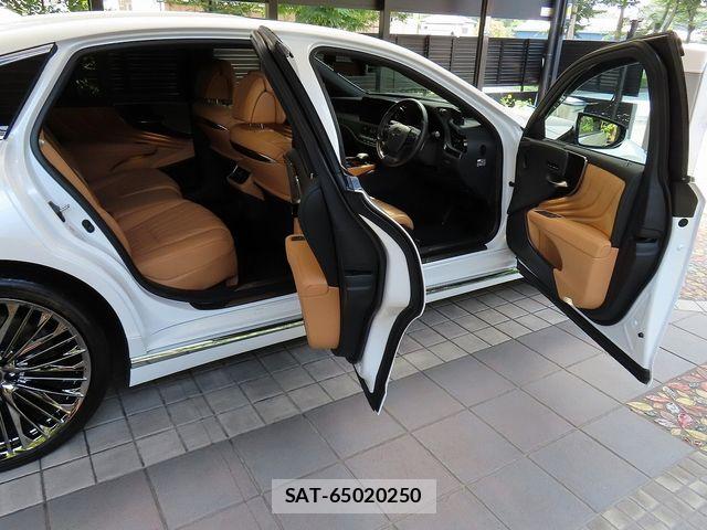 Lexus LS 2023-03 8158702-13