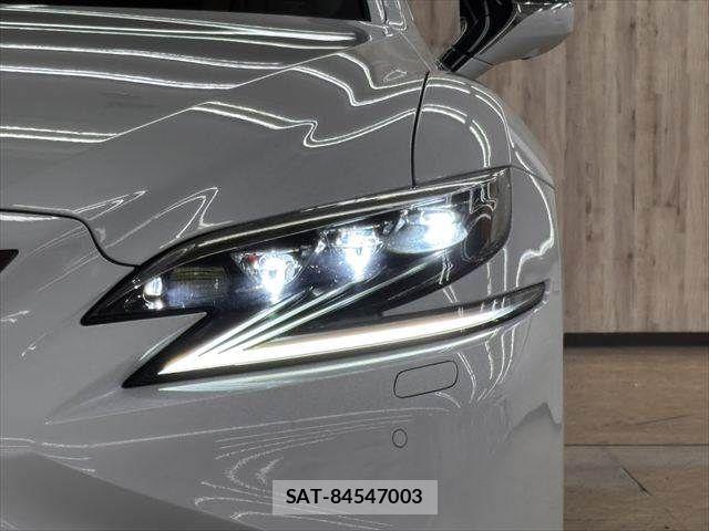 Lexus LS 2017-10 8208388-11