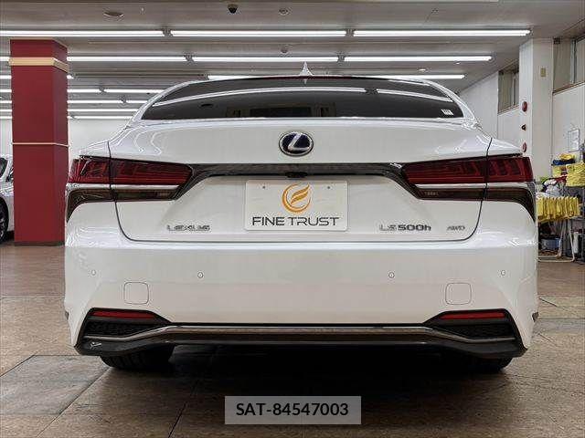 Lexus LS 2017-10 8208388-16